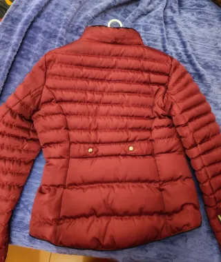 Chaqueta acolchada granate ajustada mujer