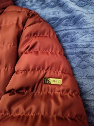 Chaqueta acolchada granate ajustada mujer