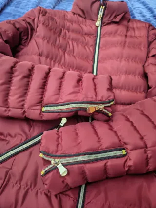 Chaqueta acolchada granate ajustada mujer