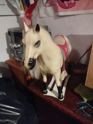 Caballo de juguete con silla de montar