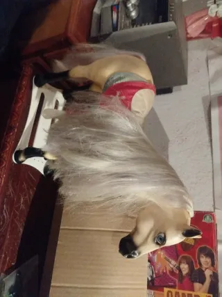 Caballo de juguete con silla de montar