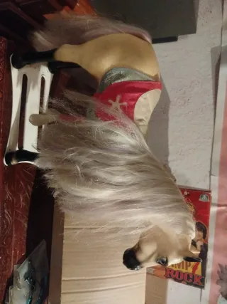 Caballo de juguete con silla de montar