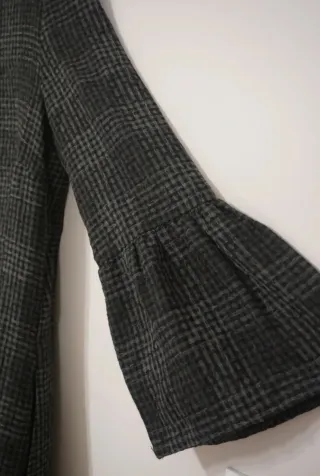 Vestido de cuadros con manga acampanada