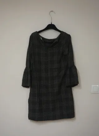 Vestido de cuadros con manga acampanada