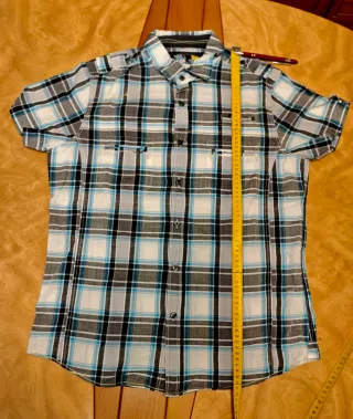 Camisa cuadros manga corta.