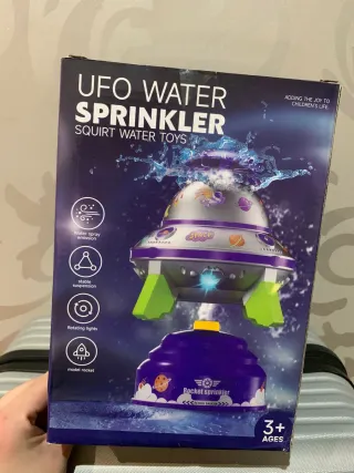 Aspersore ad acqua a forma di razzo per bambini
