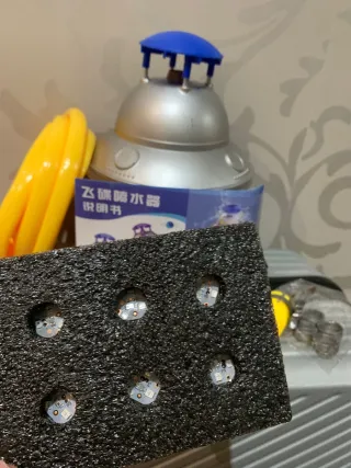 Aspersore ad acqua a forma di razzo per bambini