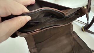 Bolso piel marrón con bolsillo