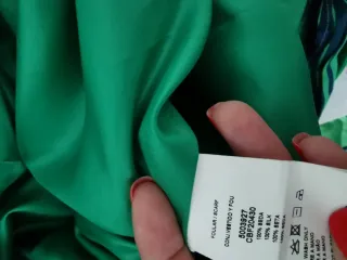 Vestido de seda nuevo con fular talla 38