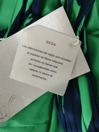 Vestido de seda nuevo con fular talla 38