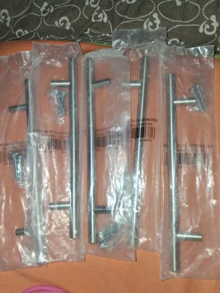 Tiradores plateados para puertas/armarios.Tengo 5