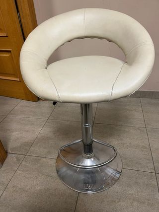 Taburete alto regulable beige polipiel muy cómodo.