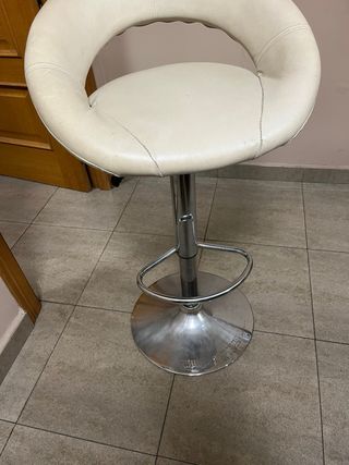 Taburete alto regulable beige polipiel muy cómodo.