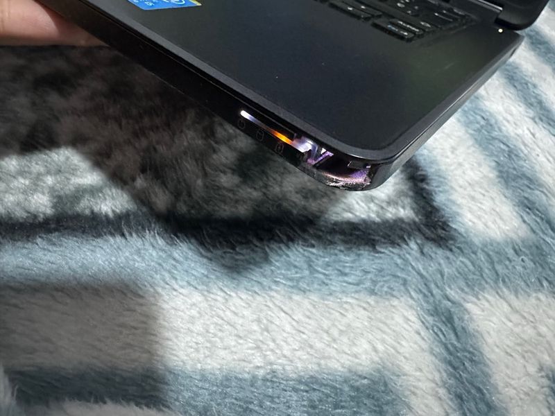 Portátil Dell con cargador afbeelding 6