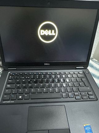 Portátil Dell con cargador