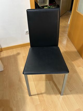 Sillas de comedor negras y plateadas