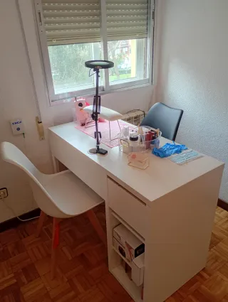 Escritorio blanco poco uso