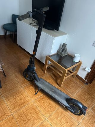 Patinete eléctrico negro DETALLE DE BATERIA!!!