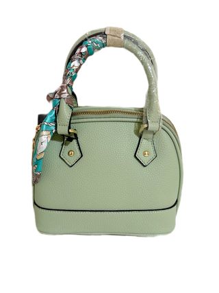 Bolso verde con pañuelo estampado