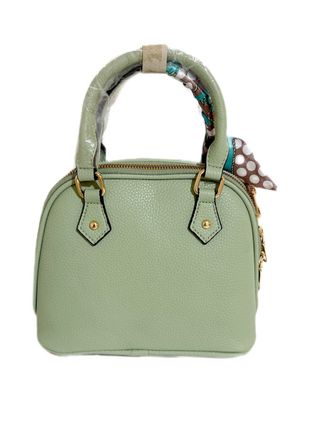 Bolso verde con pañuelo estampado