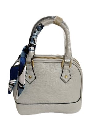 Bolso gris con pañuelo estampado