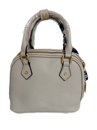 Bolso gris con pañuelo estampado
