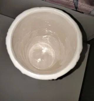 Jarrón blanco con copos de nieve