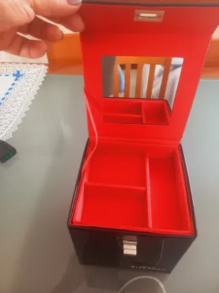 Beauty case Givenchy vernice nero