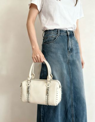 Bolso color crudo con tachuelas plateadas