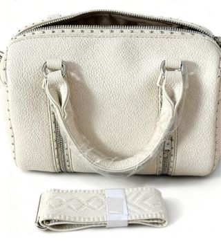 Bolso color crudo con tachuelas plateadas