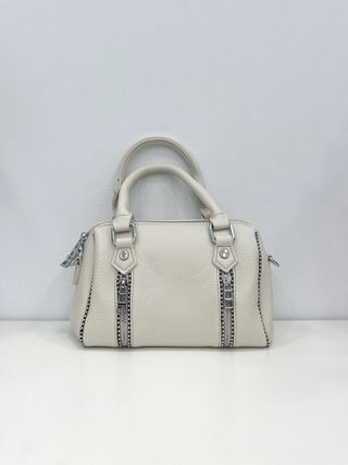 Bolso color crudo con tachuelas plateadas