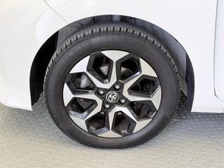 TOYOTA Aygo 5P x-play 70 Manual