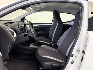 TOYOTA Aygo 5P x-play 70 Manual