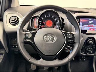TOYOTA Aygo 5P x-play 70 Manual