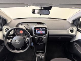 TOYOTA Aygo 5P x-play 70 Manual