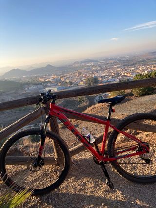 Bicicleta de montaña roja