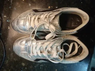 Zapatillas plateadas