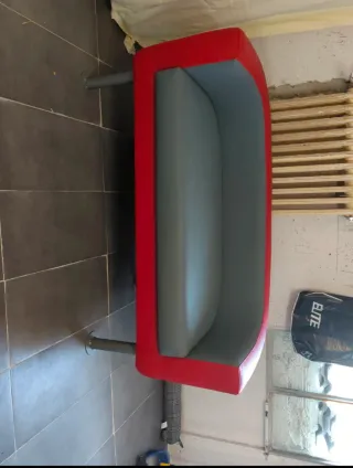 Divano grigio e rosso