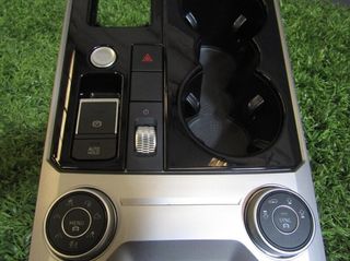 Volkswagen 761858602 consola central touareg 93693