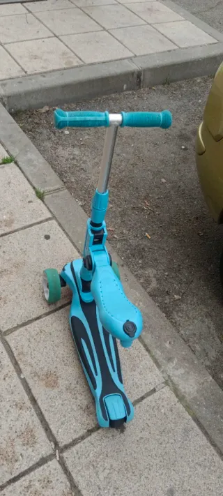 Patín 3 ruedas azul