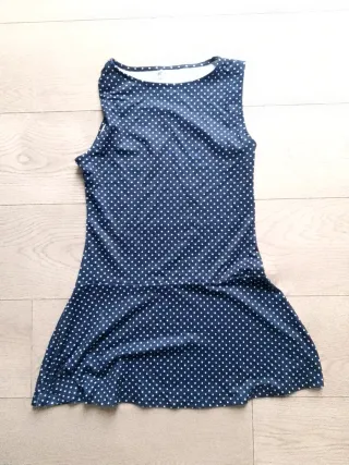 Vestido azul con lunares blancos