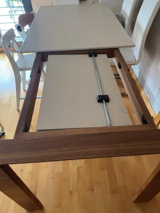 Mesa extensible y sillas