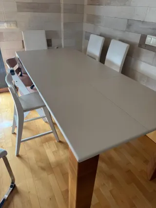 Mesa extensible y sillas