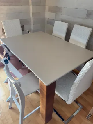 Mesa extensible y sillas