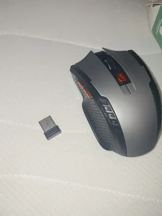Ratón inalámbrico gris y naranja