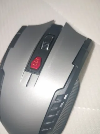 Ratón inalámbrico gris y naranja