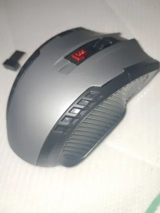 Ratón inalámbrico gris y naranja