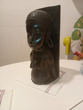 Busto mujer africana tallado a mano