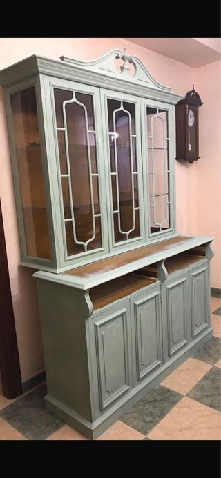 Vitrina de madera con puertas de cristal
