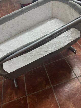 Cuna colecho bebé Chicco gris
